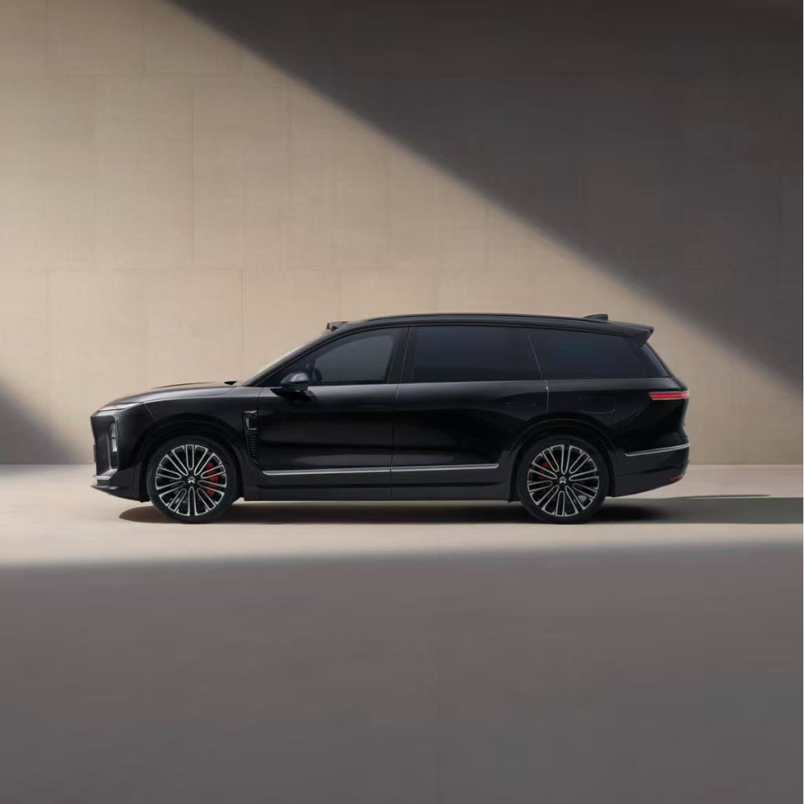 由于芯片供应短缺，蔚来全新ES8调整后排娱乐功能