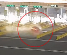 <strong>打着盹儿连撞30米水马 司机：开了</strong>