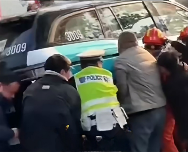 哈啰双线翻车:电动车大规模断服 Robotaxi当街撞人