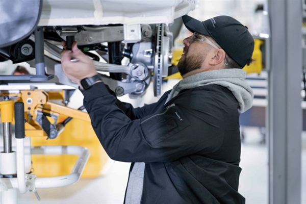 法拉第未来晒FX Super One工厂组装现场 网友:纯手搓 草台班子