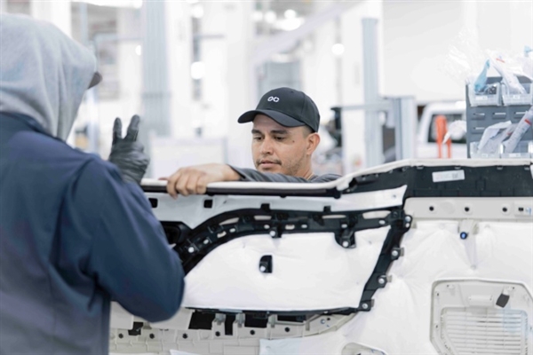 法拉第未来晒FX Super One工厂组装现场 网友:纯手搓 草台班子